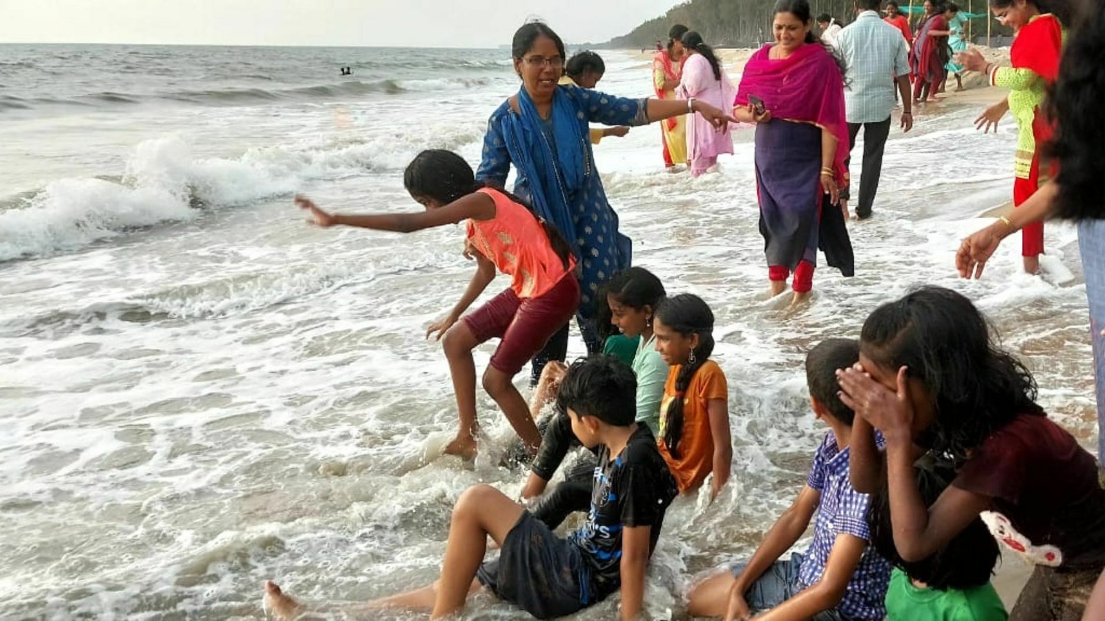 Students of Eloor Govt LP School in Kochi enjoying their surprise day out with teachers.