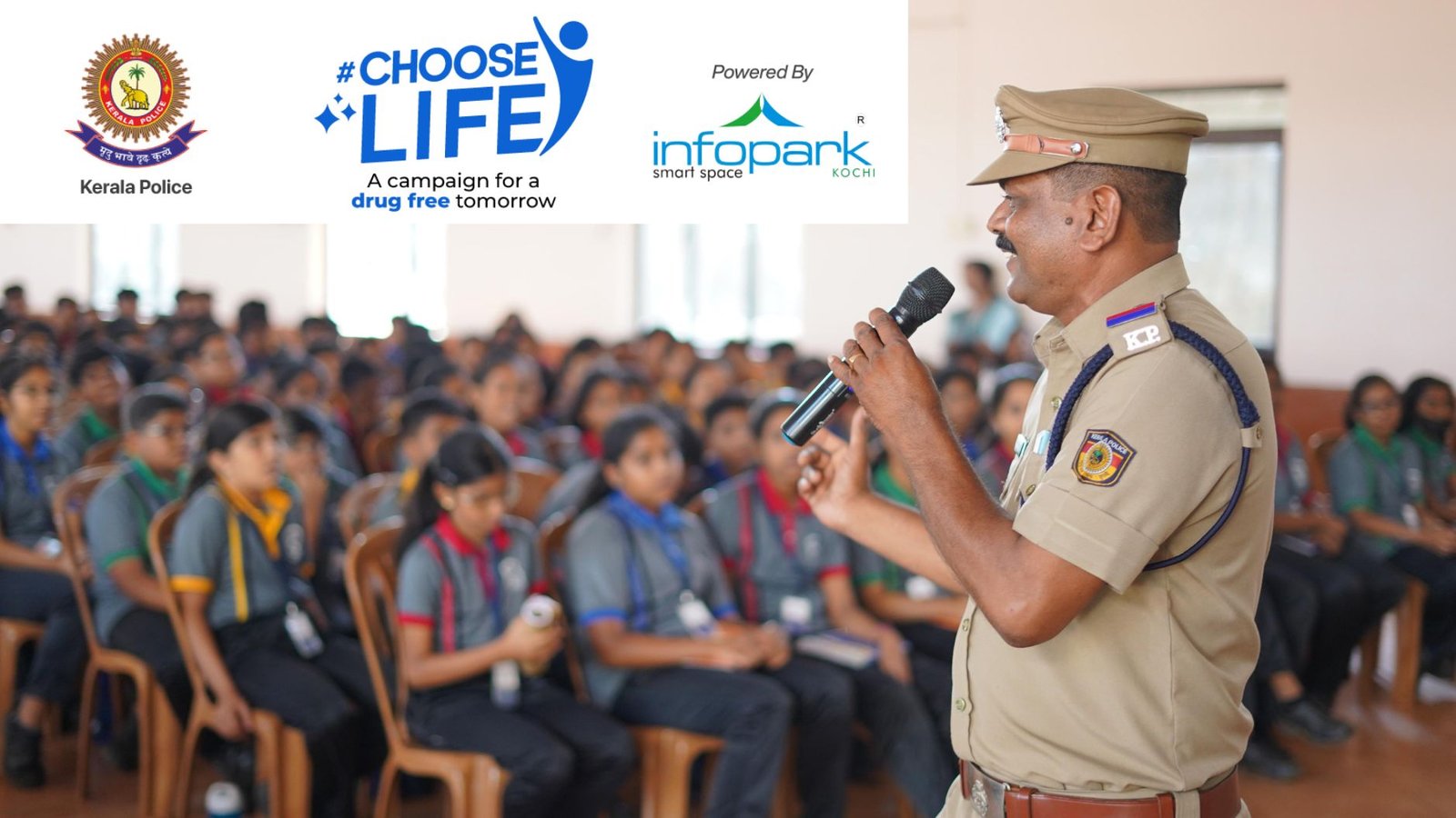 Kochi City Police Sub Inspector Babu John interacting with students of a school in Kochi as part of the anti-drug awareness campaign.